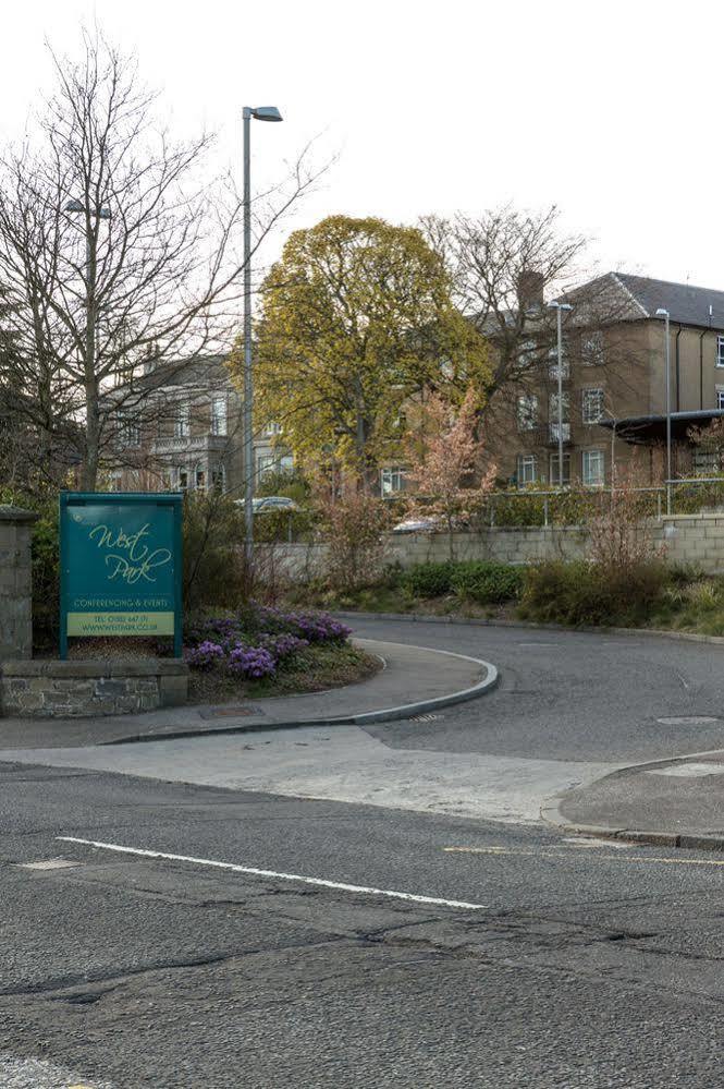 West Park Summer Campus Dundee Bagian luar foto